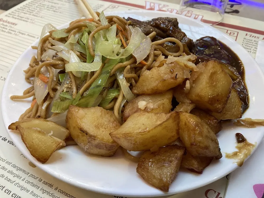 Bœuf À L’oignon Et Nouilles Aux Légumes Pommes de Terre Caramélisées